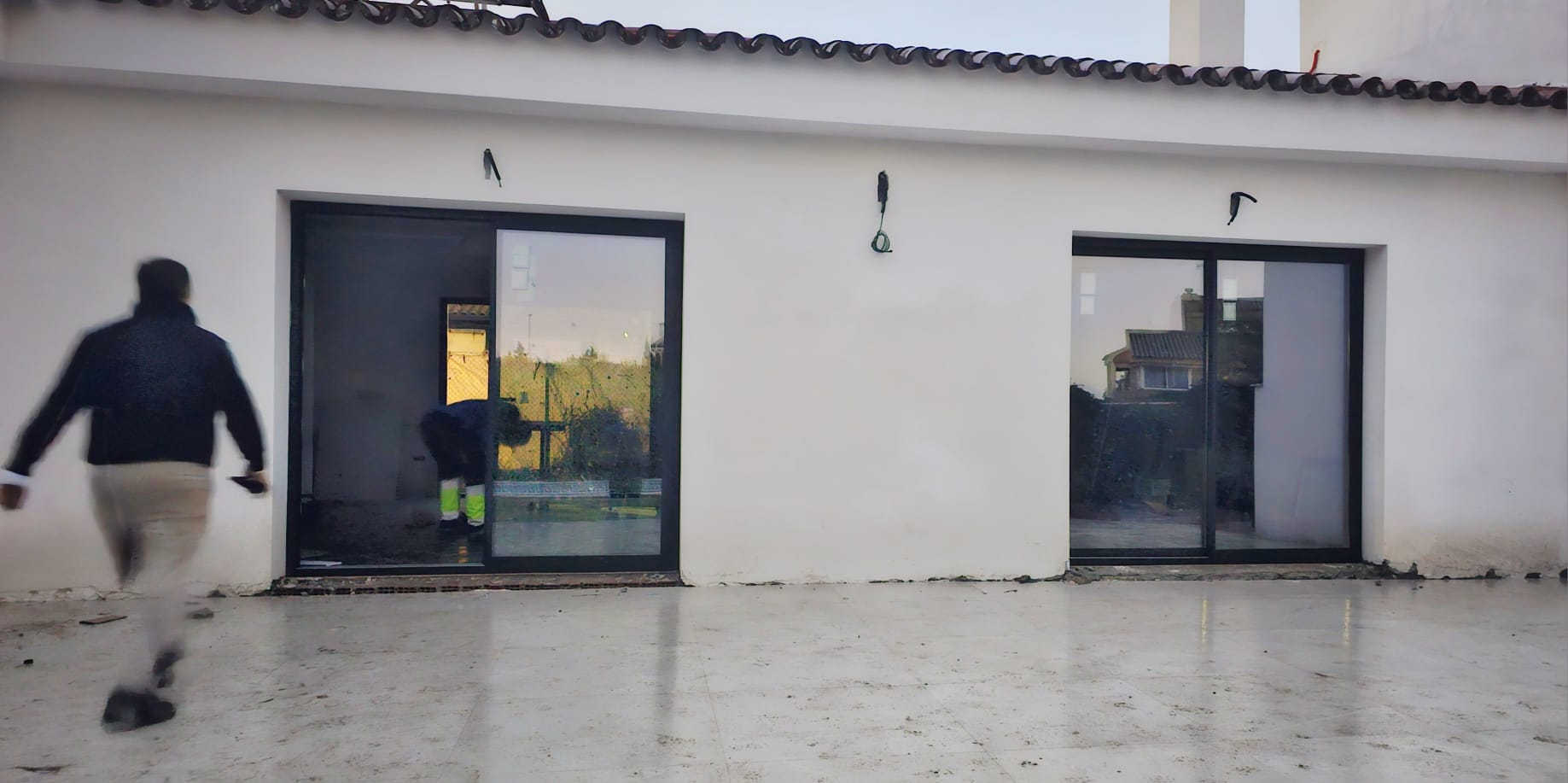 Corredera grande de aluminio negro en exterior