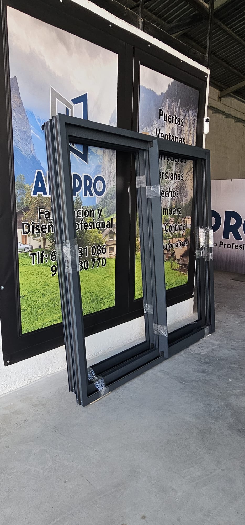 Marcos de aluminio antracita en taller AluPro