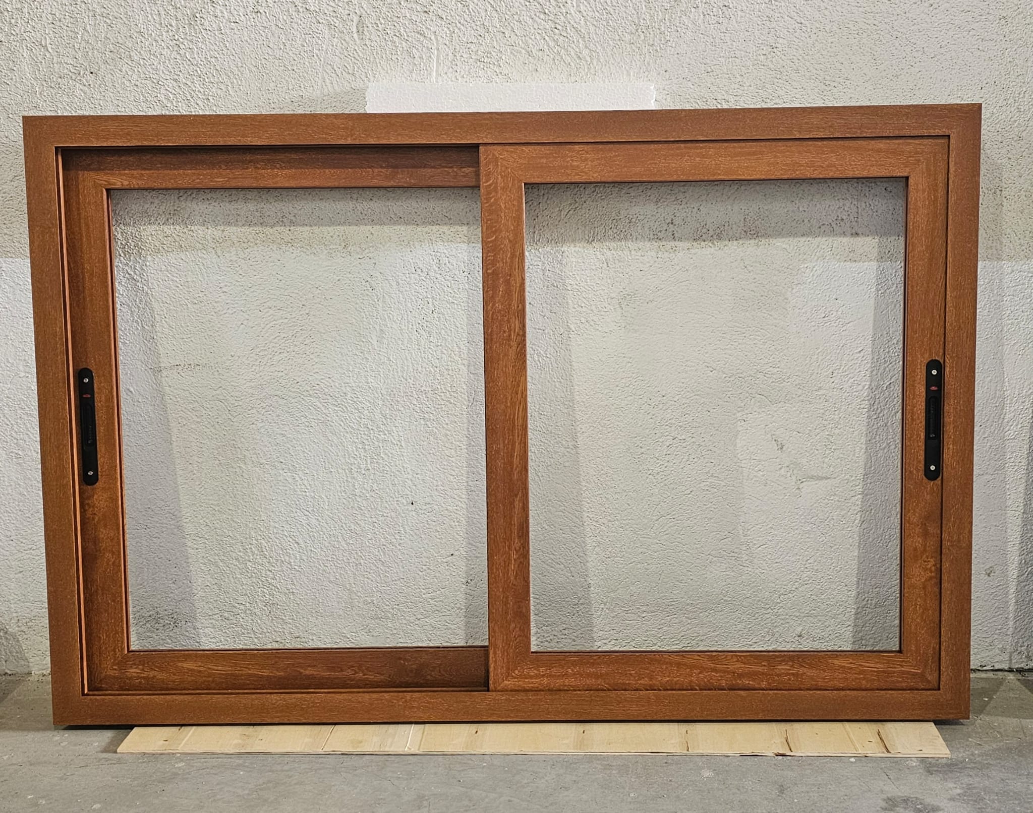Ventana corredera de aluminio roble dorado